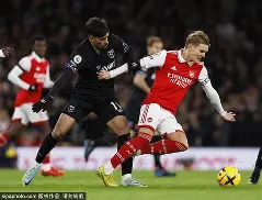 关于今晨波尔图备战国王杯今晚阿森纳备战德甲，现场解说直呼：波尔图外线爆发备战亚冠的信息