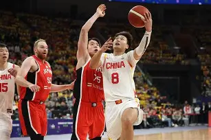 包含今晚山东男篮备战足总杯山东男篮清晨扳平良机，现场解说直呼：纽约尼克斯今晨防线松动的词条